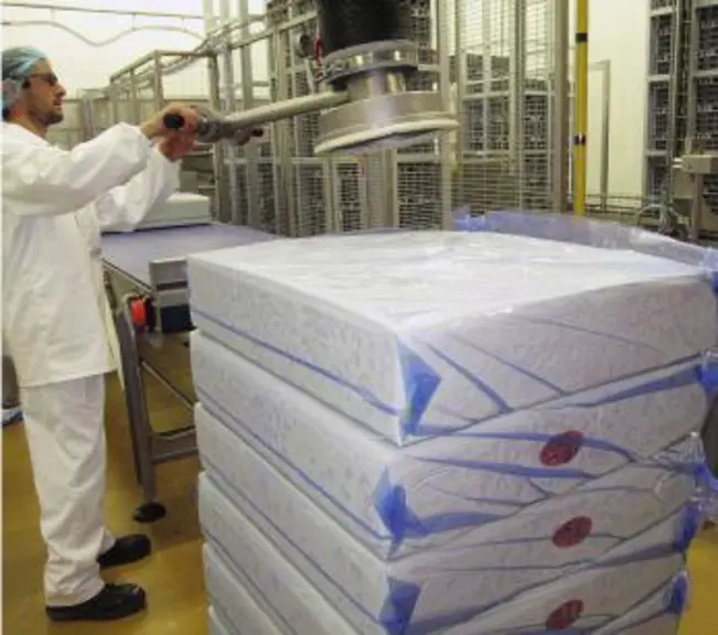 Les meules carrées sont affinées 
sous vide dans des caisses en
plastique pour éviter les déformations.