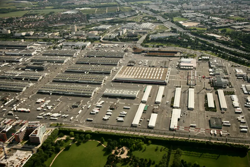 Une vue aérienne du marché international de Rungis montre  une partie des bâtiments occupés par plus de 1 200 entreprises qui sont autant de petits ce