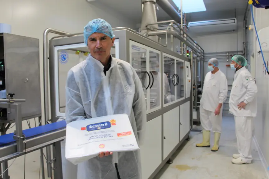 « Les plaques de beurre de 2 kg sont directement utilisables dans les laminoirs des boulangers-pâtissiers », souligne Thierry Vairon, directeur indust