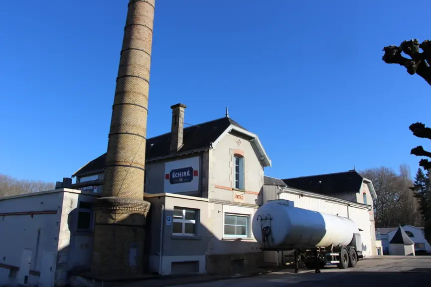 Le lait collecté toutes les 48 h est écrémé à Celles-sur-Belle. La crème (18 000 l/jour) est livrée à Echiré, stockée dans des tanks, puis pasteurisée