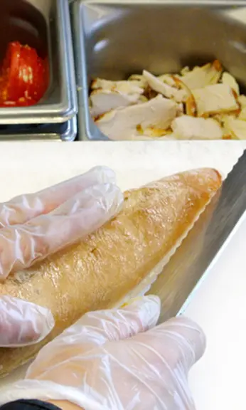 Les tranchettes de poulet proposés comme ingrédient au choix à Pomme de pain.