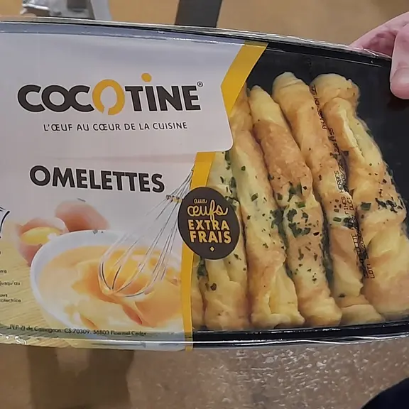 Les omelettes fraîches se réchauffent en barquettes.