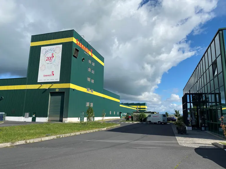 L'usine Sabarot est couplée à un entrepôt agile, et extensible pour accompagner la croissance.