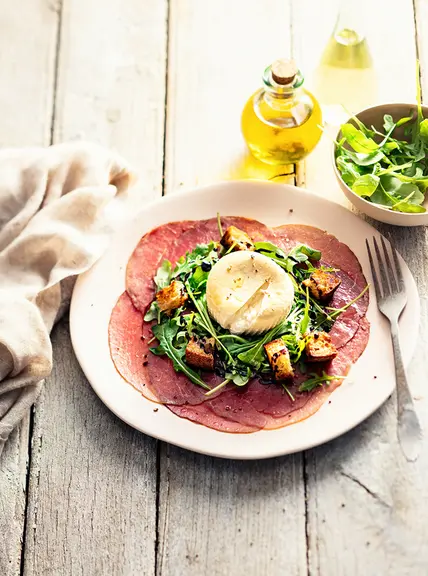 Recette de carpaccio fumé avec burratina fumée.