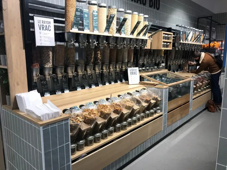 Le nouveau magasin Monop' s'ouvre sur tout un rayon vrac bio. © V. R.