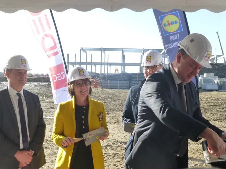 François Hamy, directeur régional de Lidl, a posé le 4 février la première pierre symbolique de la future plateforme logistique de Carquefou. © Th. G.