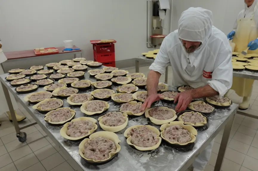 L’atelier de charcuterie pâtissière. Cette production représente 15 % des volumes fabriqués. La barquette aluminium a été remplacée par une version ca