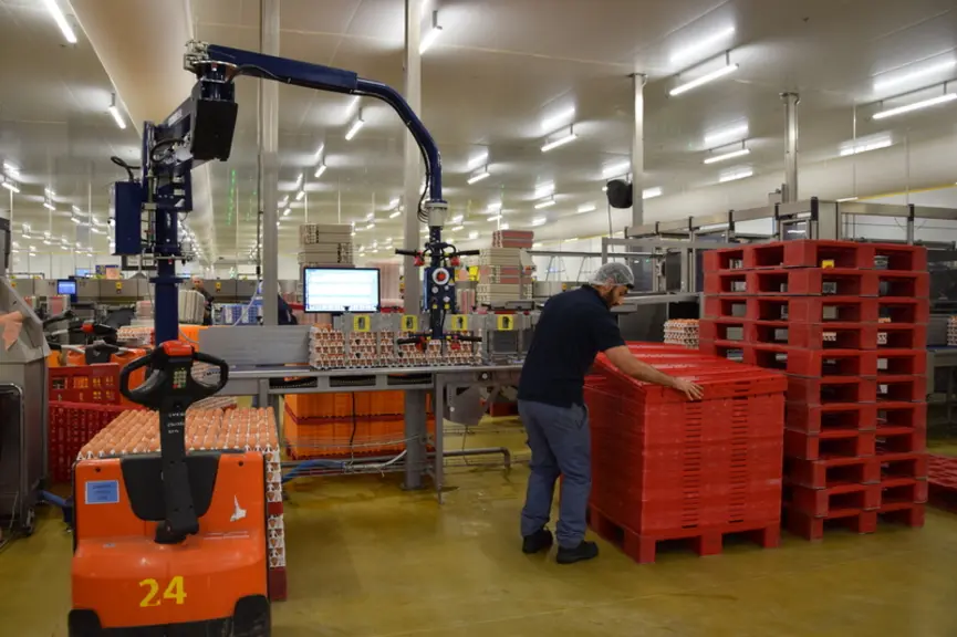 Le site fait appel à la cobotisation pour le chargement des machines. © Y. B.