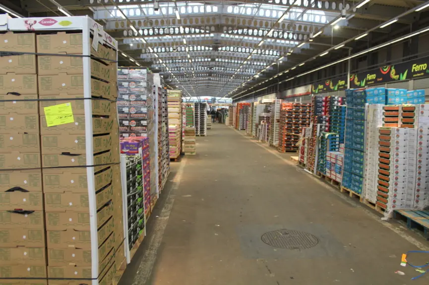 Sous les pavillons des fruits et légumes les palettes prêtes à partir dans les allées. © B. C.