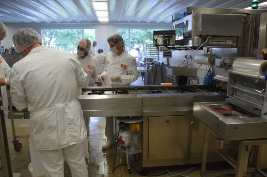 La cuisine centrale ne dispose plus que de 40% de ses effectifs. © Y. B.