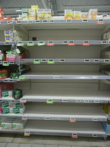Rayon farine vide le dimanche 12 avril au matin dans un supermarché du sud-Seine-et-Marne. © S. C.