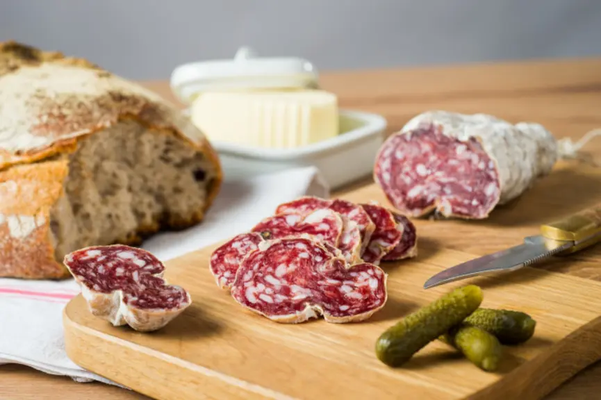 Saucissons (+10%), olives (+7%) ou biscuits apéritifs (+2%) ont bien progressé pendant le confinement. © DR