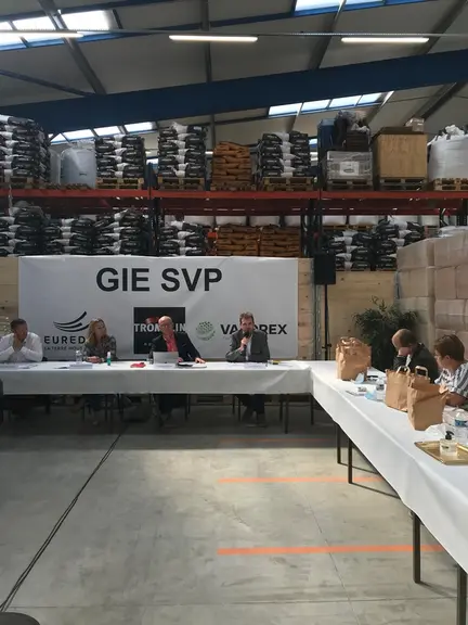 Yves Nicolas (au micro lors d'une présentation de SVP en septembre 2020) souhaite une impulsion en faveur des filières bretonnes de protéines végétale