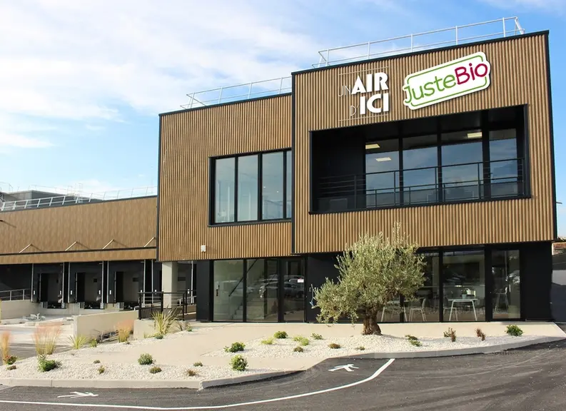 La nouvelle usine d'Un air d'ici regroupe le siège social, l'espace production de 6 000 m2 et un espace de stockage de 4 000 m2. © Un Air d'ici