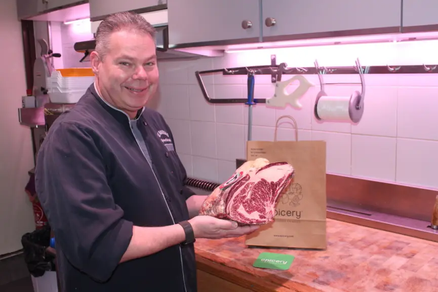 Christophe Le Bourdais, artisan boucher dans le 14e arrondissement de Paris depuis 1996, a été l’un des premiers de sa corporation à ouvrir un espace