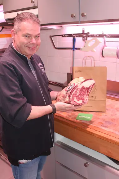 Christophe Le Bourdais, artisan boucher dans le 14e arrondissement de Paris depuis 1996, a été l’un des premiers de sa corporation à ouvrir un espace