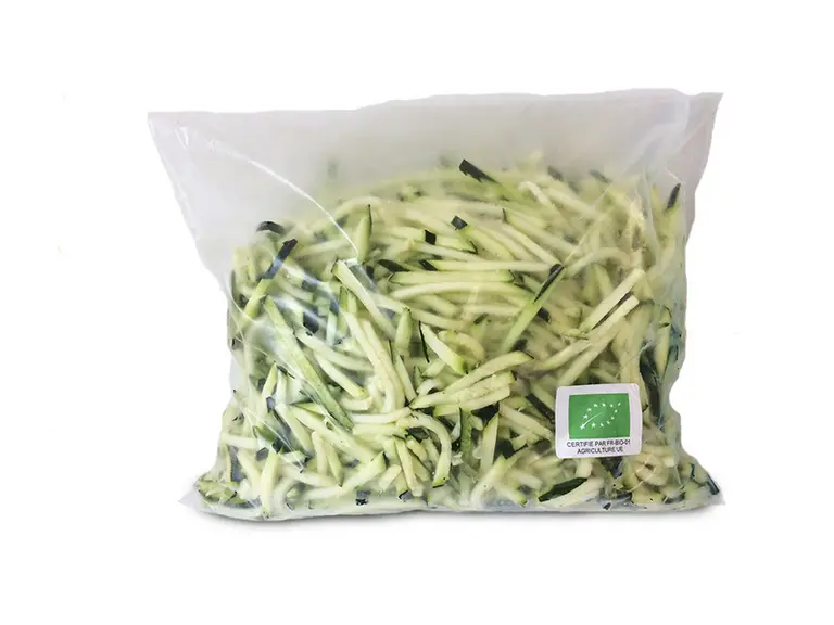 Sachets de julienne de courgettes destinés à la restauration. © Frais Émincés