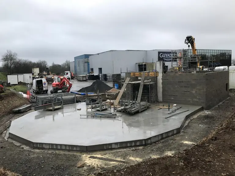 Ces travaux, démarrés fin 2020, doivent s’achever en octobre prochain, juste avant le pic de la saison de fin d’année. © Guyader