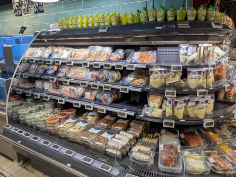 Les ventes du secteur traiteur frais augmentent. La présentation des produits, de façon inclinée ou bien en îlot, fait partie des éléments à mettre en