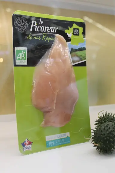 Biocoop souhaite des viandes en barquettes ou plaques majoritairement de carton, tenant à la verticale et se pelant facilement (Ici le Picoreur au Sia