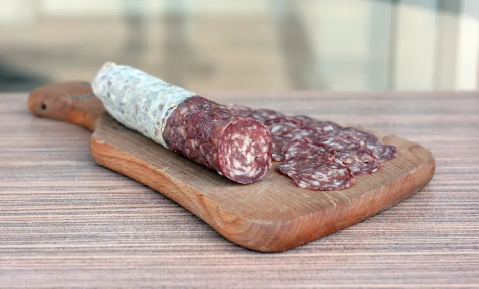 Les nitrites sont d'usage traditionnel. On les retire tout en abaissant le taux de sel pour suivre l'évolution des consommateurs.