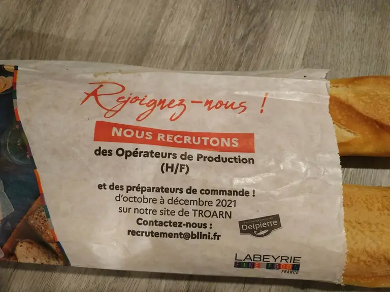 Blini affiche ses besoins de recrutement sur les sacs à pain.