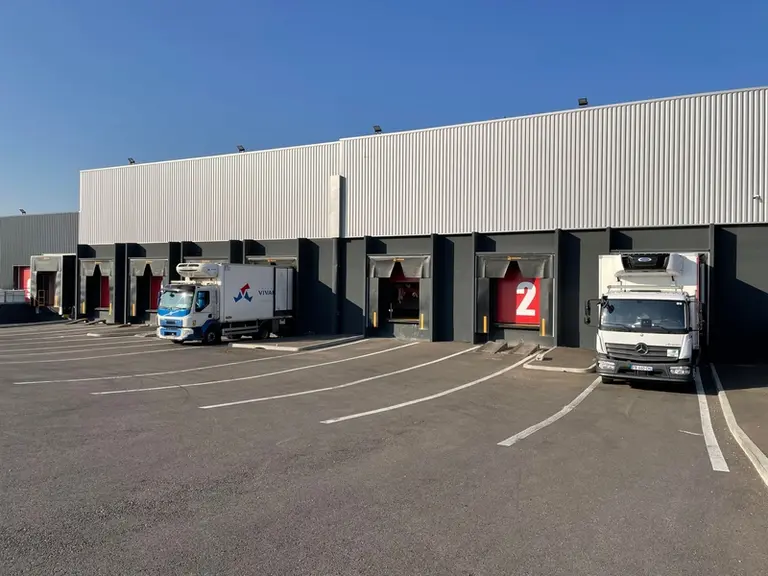 La plupart des camions quitte les quais de chargement pour fournir la métropole lyonnaise