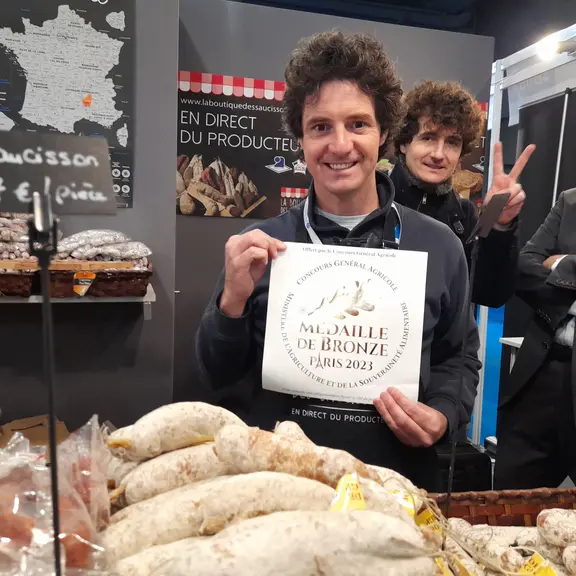 Paul Dutertre, directeur marketing de Debroas (au premier plan) et Emile Dutertre, DG, sur le stand Debroas du Sia 2023