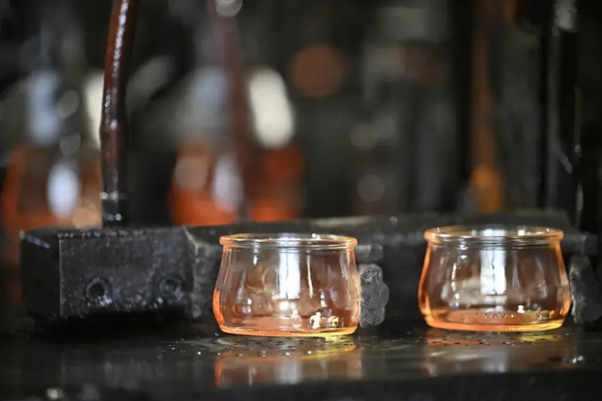 Pots en verre sortant de fusion à Verallia, usine de Lagnieu.