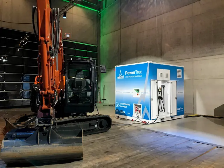 Le bloc PowerTree permet de recharger rapidement les engins électriques sur les sites isolés. Le système de charge rapide de 22 kW peut restaurer la c