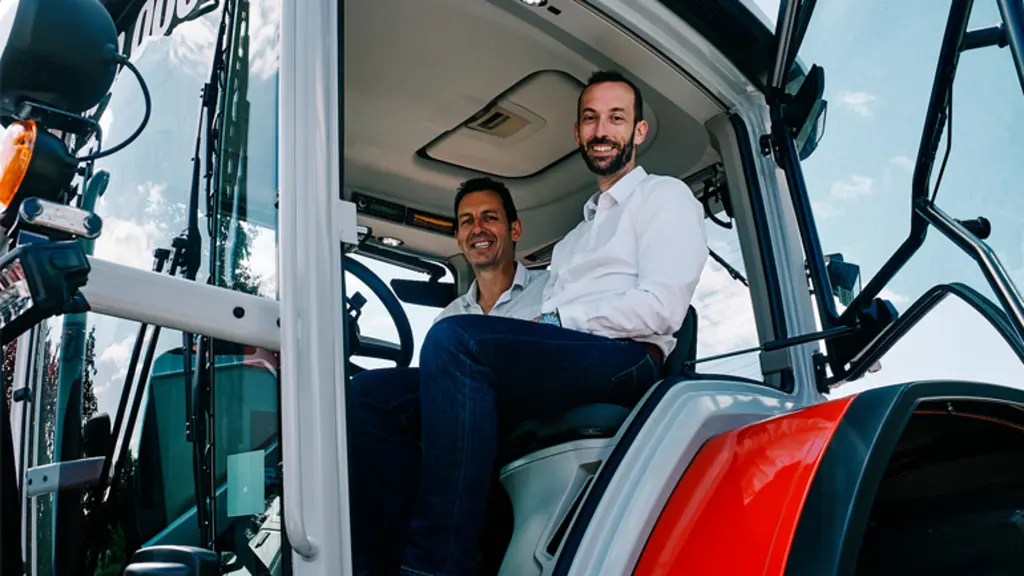 Céréalier et entrepreneur breton, Thierry Aubrée a reçu le millionième tracteur produit à l'usine de Beauvais.