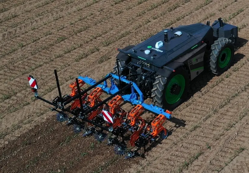 AgXeed lance troisième robot, l'AgBot 2.055W4, un engin à quatre roues, dont deux roues motrices, doté d'un moteur de 75 ch.