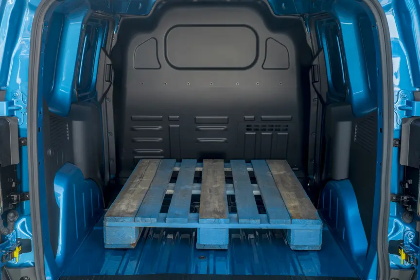 La fourgonnette compacte Ford Transit Courier offre plus de largeur et de longueur utiles, transportant deux europalettes.