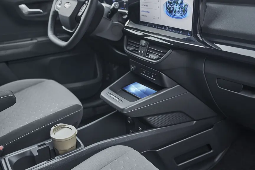 La version électrique de la fourgonnette compacte Ford Transit Courier profite d'une console centrale spécifique avec de nombreux rangements et un cha