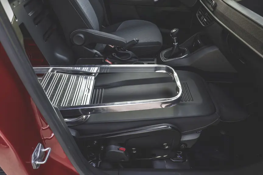 Le Ford Transit Courier offre jusqu'à 2,66 m de longueur utile avec une trappe de chargement et un siège passager rabattable en option.