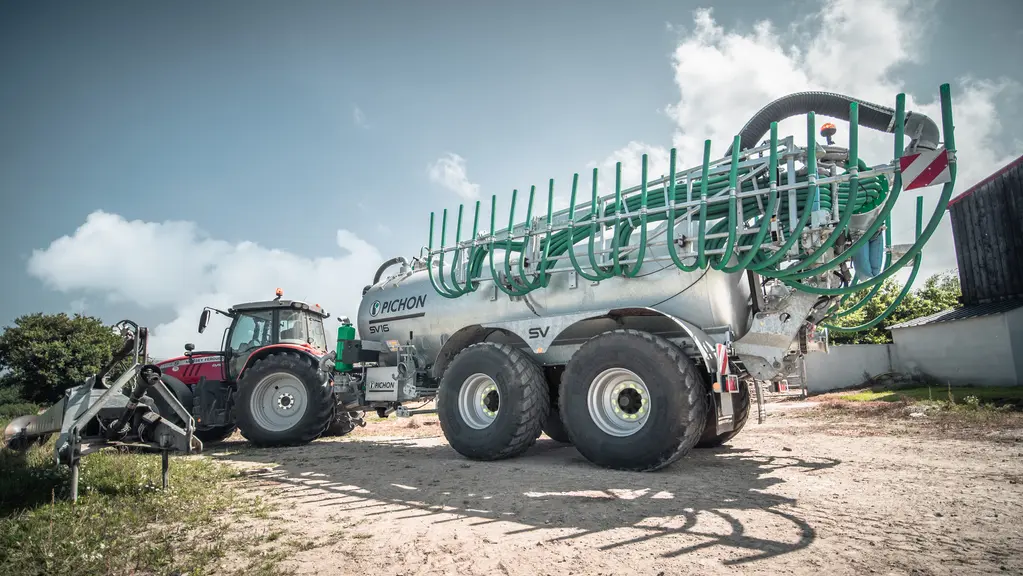 Tonnes à lisier Pichon à deux essieux et rampe à pendillards