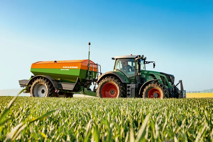 Le système WindControl d’Amazone corrige en permanence la nappe d’engrais à partir des informations fournies par un anémomètre embarqué sur l’épandeur