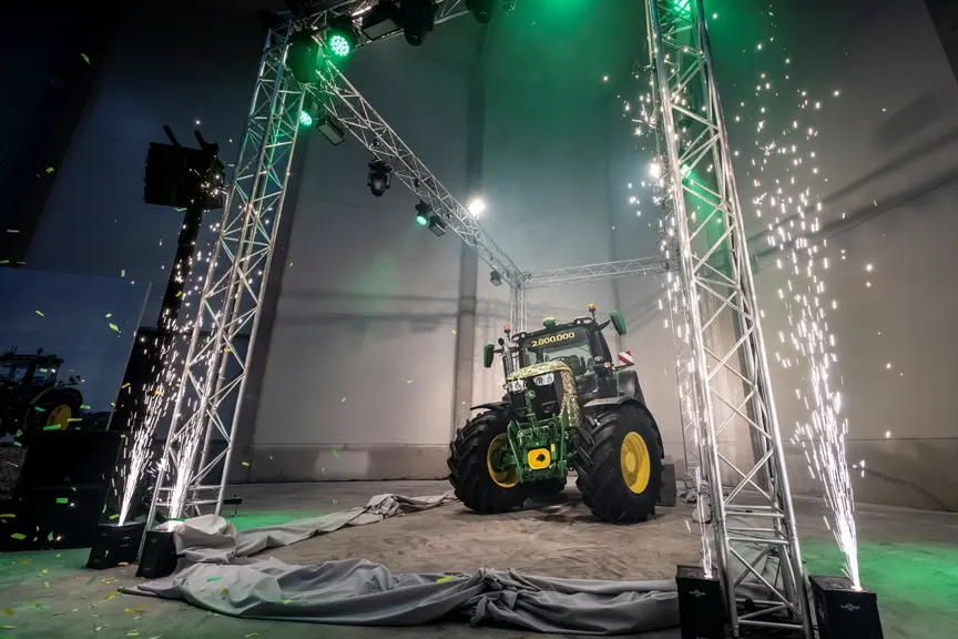Le 2 000 000ème tracteur produit à Mannheim est une John Deere 6R250.