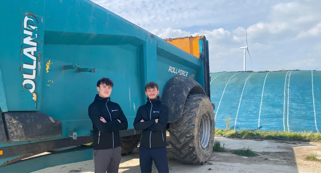 Esteban Massue, dirigeant de Breizh Agrimat, et son salarié Enzo Frin-Marie