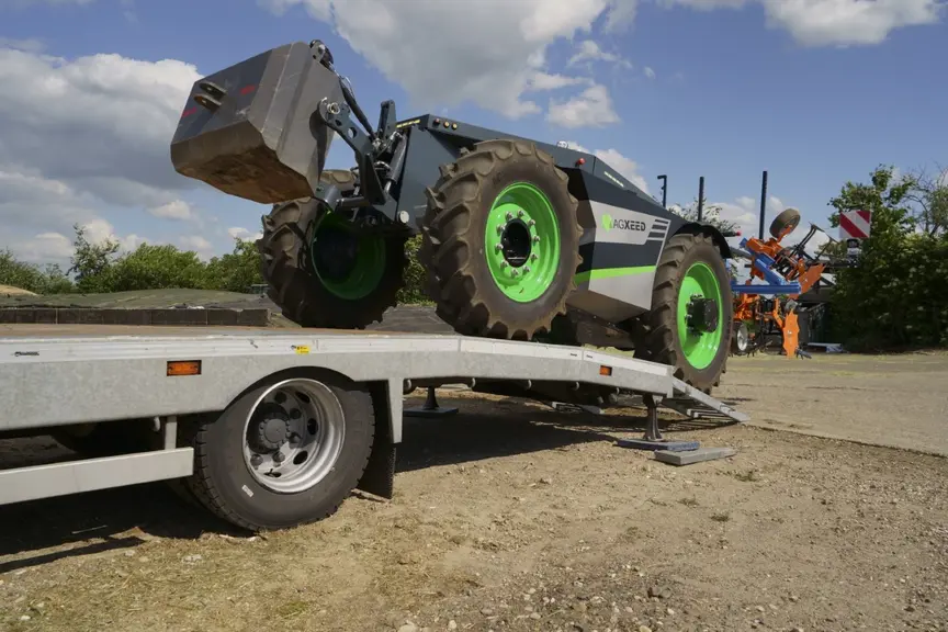 AgXeed lance troisième robot, l'AgBot 2.055W4, un engin à quatre roues, dont deux roues motrices, doté d'un moteur de 75 ch.
