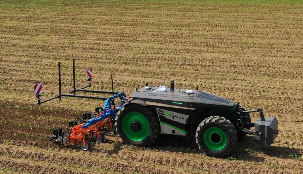 AgXeed lance troisième robot, l'AgBot 2.055W4, un engin à quatre roues, dont deux roues motrices, doté d'un moteur de 75 ch.