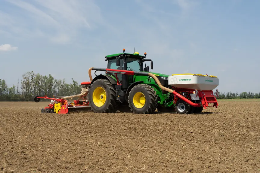 Combiné de semis Pöttinger Aerosem 5002FDD et Herse Lion 503 C avec tracteur Steyr