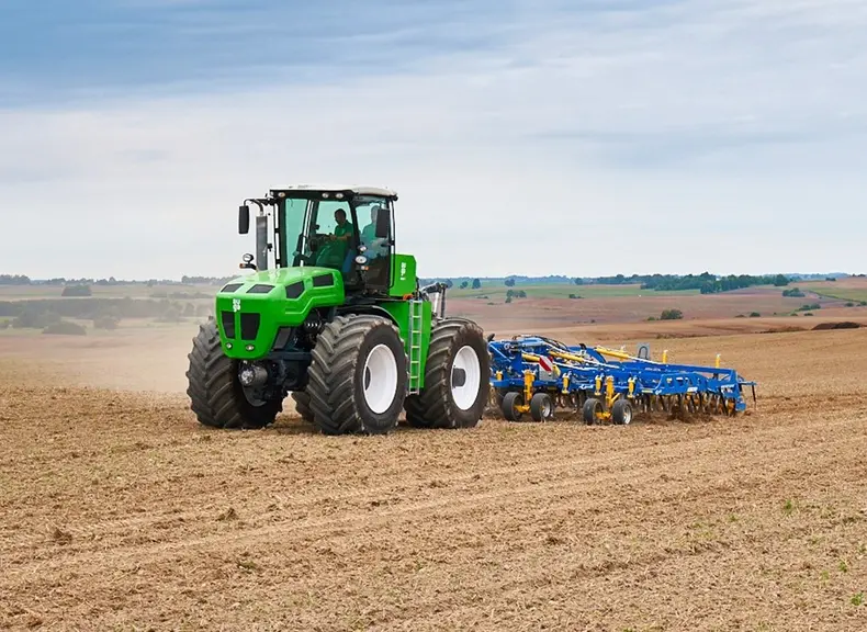 Le tracteur M1 de la société lituanienne Auga dispose d'un moteur thermique de 400 ch, animant des moteurs électriques dans les quatre roues.