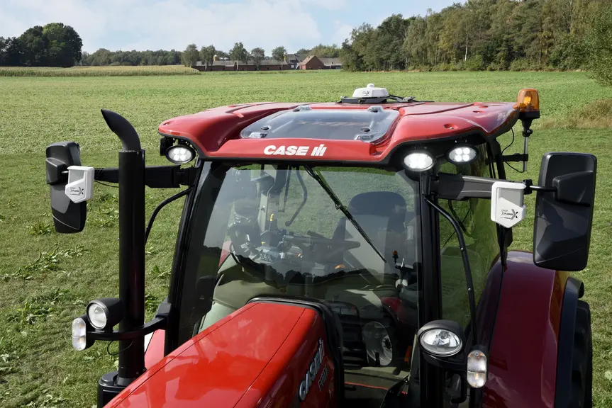 Le modèle CropXplorer Basic proposé par CNH se limite à deux capteurs montés sur les rétroviseurs du tracteur, associés à un capteur de luminosité sur