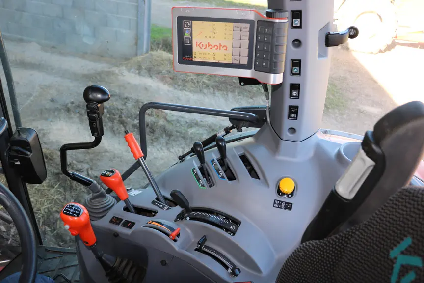 La technologie Isobus peut équiper des tracteurs très simples techniquement, comme ce Kubota M5111 doté en option d’un terminal et d’un faisceau Isobu