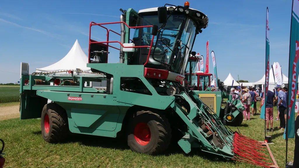 L'arracheuse DEAEHY 4WD propose quatre roues motrices et directrices.