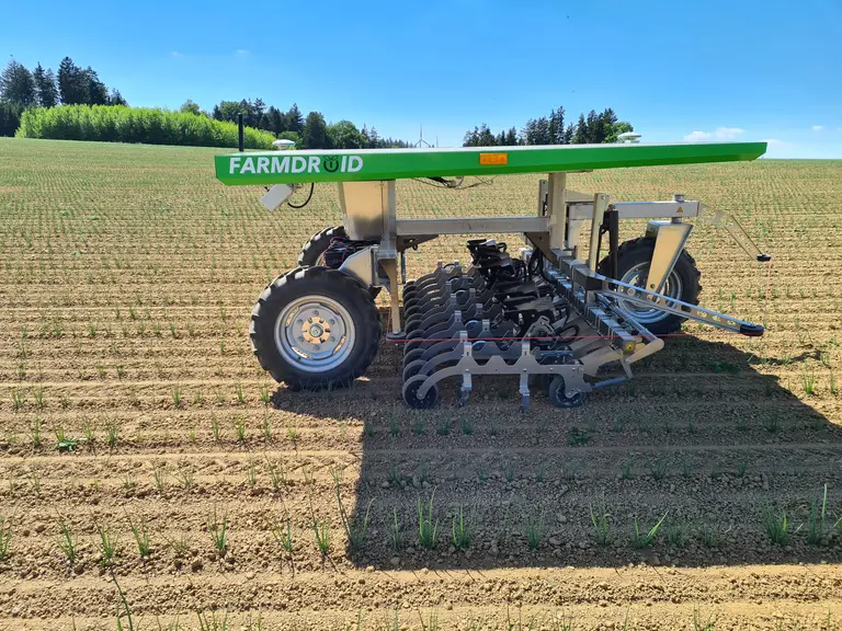 Robot FarmDroid FD20 au désherbage - Stecomat
