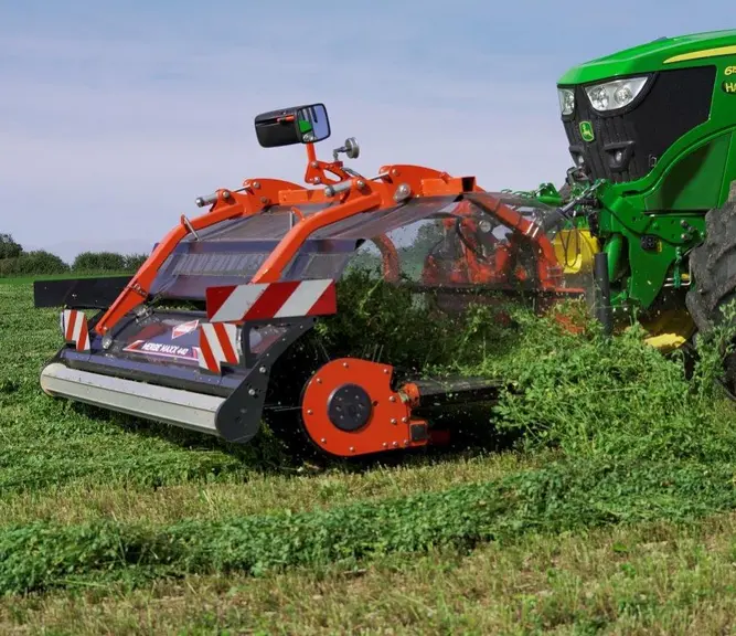 L'andaineur à tapis Kuhn Merge Maxx 440 F travaille sur une largeur d'environ 4,40 m lorsqu'il dépose des deux côtés.