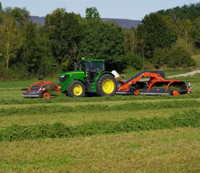 L'andaineur Merge Maxx 440 F travaille en solo ou en combinaison avec un andaineur arrière