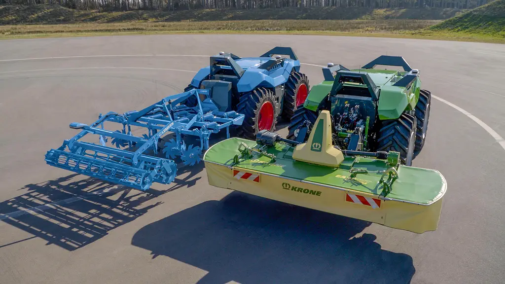 Tracteur autonome Combined Powers avec faucheuse portée Krone et déchaumeur à dents Lemken